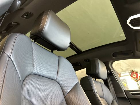 Certified 2025 Porsche Macan AWD/4WD image 18