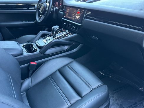 Certified 2023 Porsche Cayenne w/ Premium Package AWD/4WD image 16