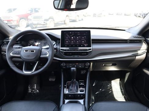 Used 2025 Jeep Compass Trailhawk image 12