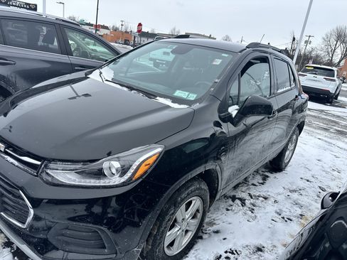 Used 2022 Chevrolet Trax LT w/ LT Convenience Package image 4