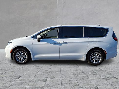 Used 2023 Chrysler Pacifica Touring-L FWD image 7