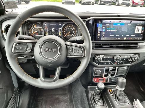 Used 2024 Jeep Gladiator Sport AWD/4WD image 12