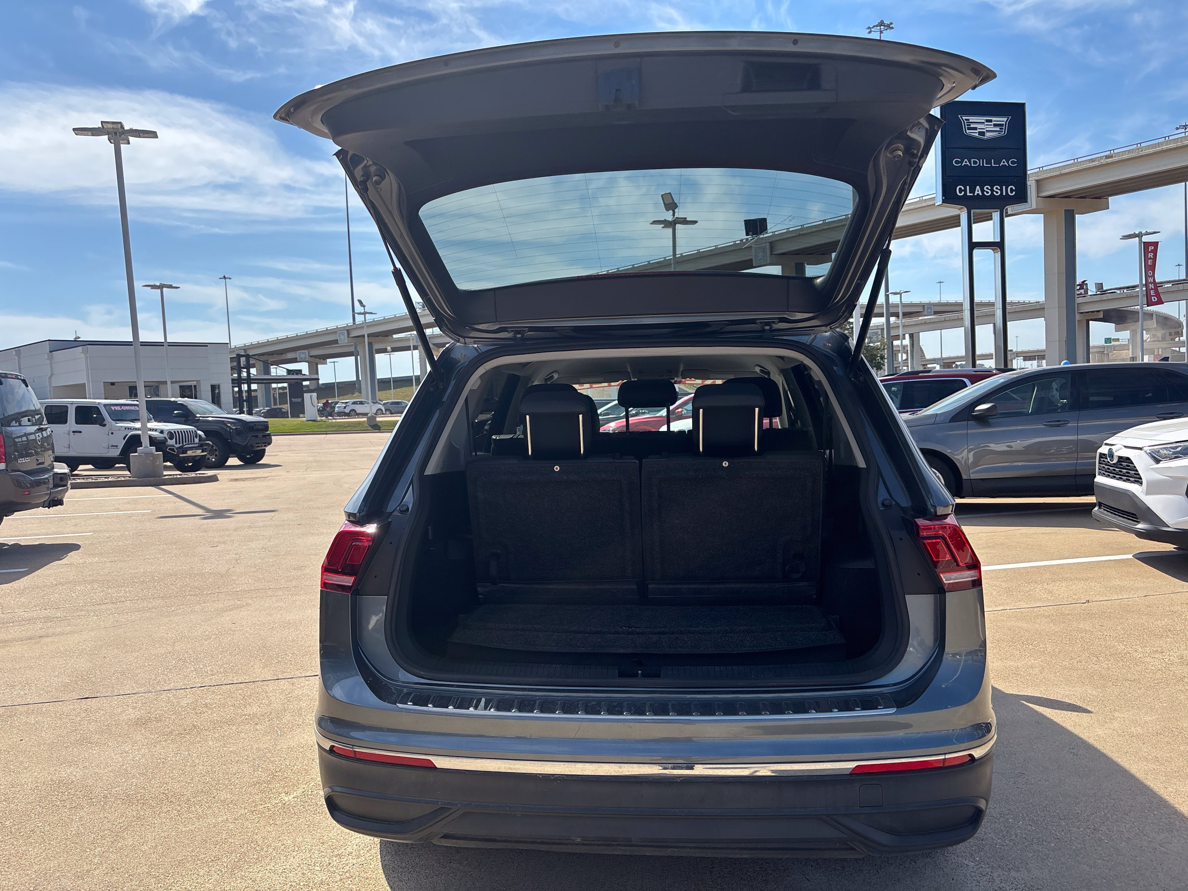Used 2023 Volkswagen Tiguan SE FWD image 8