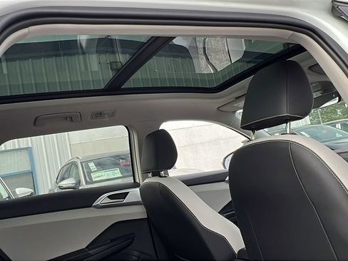 New 2025 Volkswagen Taos SE image 12