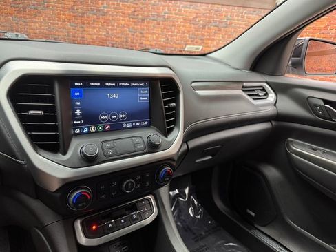 Used 2023 GMC Acadia SLT w/ Preferred Package image 17