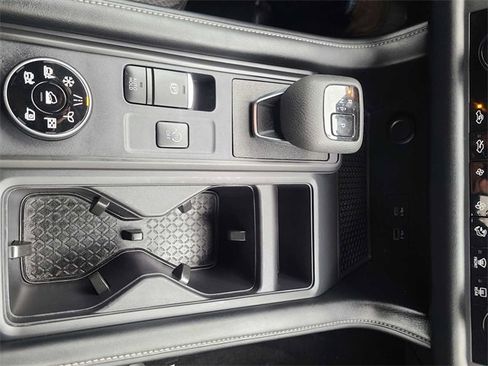 Used 2023 Nissan Pathfinder S image 29