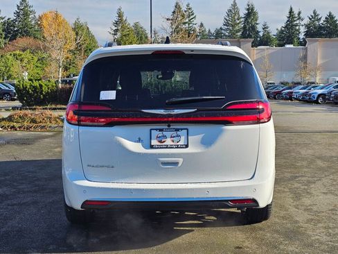 New 2026 Chrysler Pacifica Pinnacle image 7