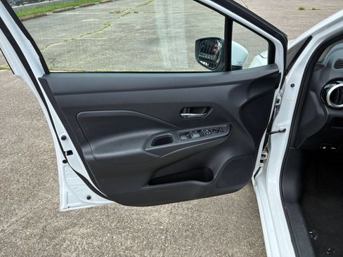 Used 2025 Nissan Versa SV FWD image 15