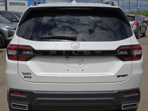 Used 2025 Honda Pilot Sport image 11
