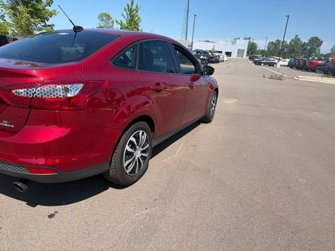 Used 2013 Ford Focus SE w/ SE Winter Pkg FWD image 4