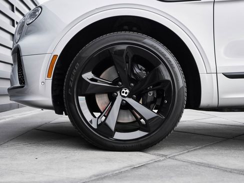 Used 2023 Bentley Bentayga Extended Wheelbase image 3
