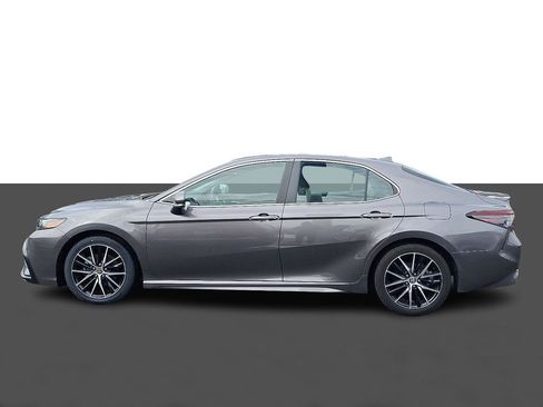 Used 2021 Toyota Camry SE w/ Cold Weather Package image 4