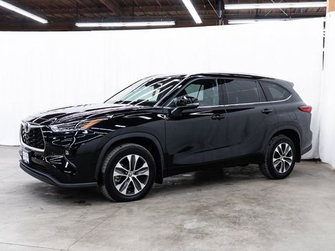 Used 2021 Toyota Highlander XLE image 3