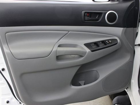 Used 2014 Toyota Tacoma PreRunner w/ TRD Sport Package image 15