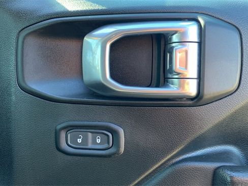 Certified 2022 Jeep Gladiator Willys image 36