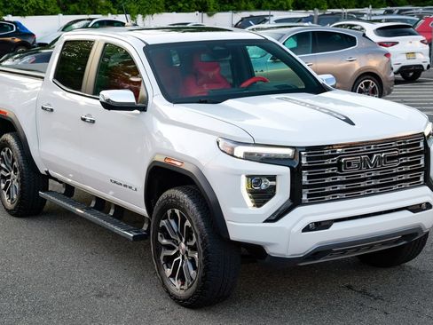Used 2024 GMC Canyon Denali AWD/4WD image 10
