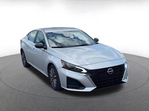 Used 2025 Nissan Altima 2.5 SV FWD image 2