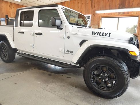 Used 2022 Jeep Gladiator Sport AWD/4WD image 4