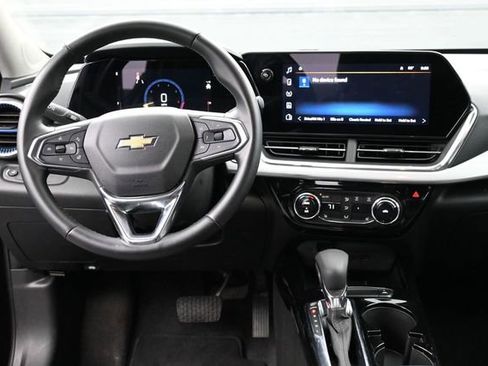 Used 2025 Chevrolet Trax LT w/ LT Convenience Package FWD image 10