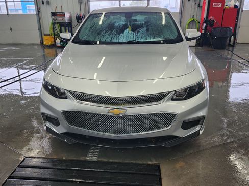 Used 2017 Chevrolet Malibu LT image 2