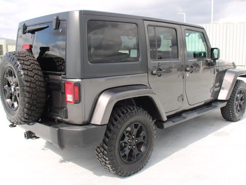 Used 2017 Jeep Wrangler Unlimited Sahara w/ Connectivity Group AWD/4WD image 3