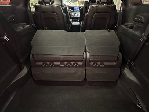 Used 2020 Chrysler Pacifica Limited image 27