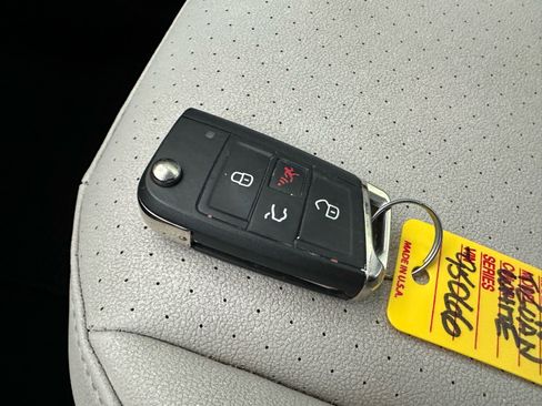 Used 2020 Volkswagen Tiguan SE image 37