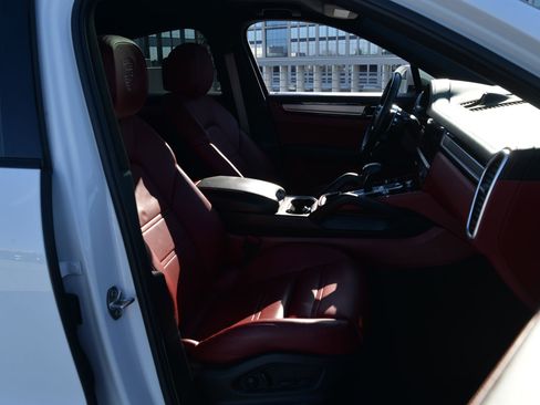 Certified 2023 Porsche Cayenne Platinum Edition image 21