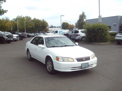 Used 2001 Toyota Camry LE w/ Value Pkg 5 FWD image 7