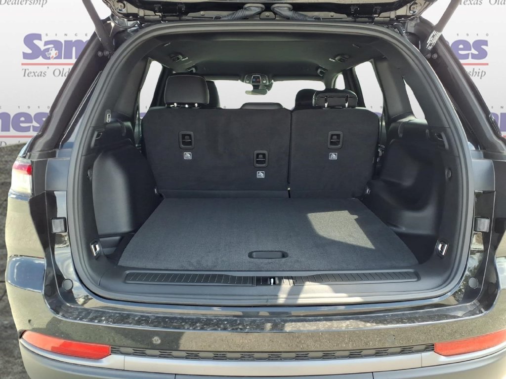 New 2027 Jeep Grand Cherokee Altitude RWD image 8