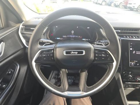 Used 2023 Jeep Grand Cherokee Laredo X AWD/4WD image 16