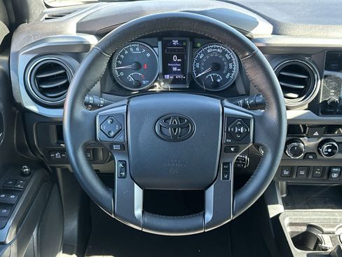 Used 2018 Toyota Tacoma TRD Sport image 19