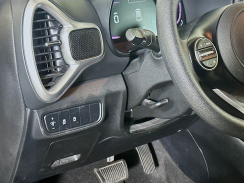 Used 2025 Kia Soul LX w/ LX Technology Package FWD image 17