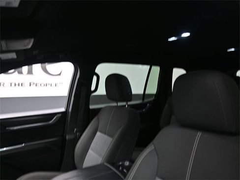 Used 2025 GMC Acadia Elevation image 17