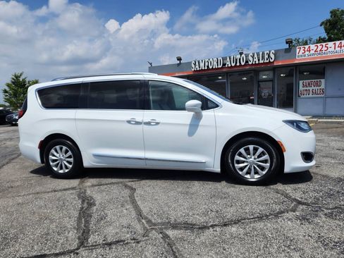 Used 2019 Chrysler Pacifica Touring-L FWD image 9