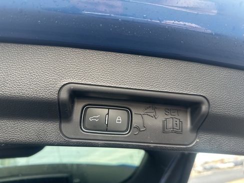 Used 2022 Ford Explorer XLT image 11