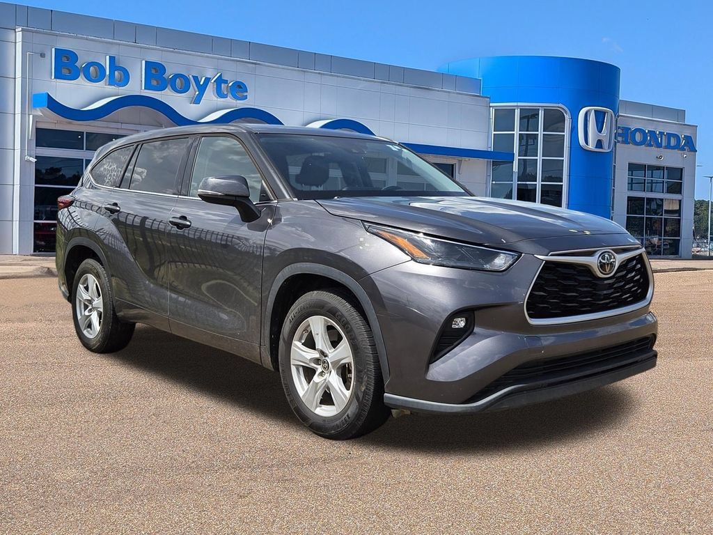 Used 2022 Toyota Highlander LE FWD image 3
