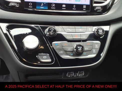 Used 2025 Chrysler Pacifica Select FWD image 21