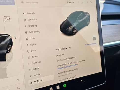 Used 2024 Tesla Model Y Long Range RWD image 40