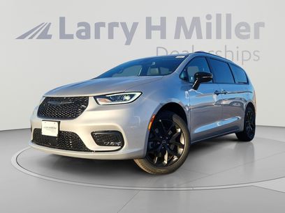 New 2026 Chrysler Pacifica Select w/ S Appearance Package