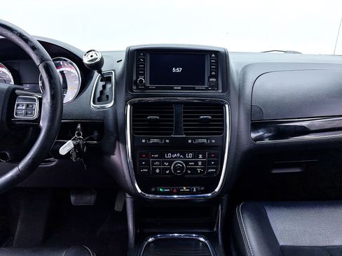 Used 2017 Dodge Grand Caravan SXT w/ Driver Convenience Group FWD image 4