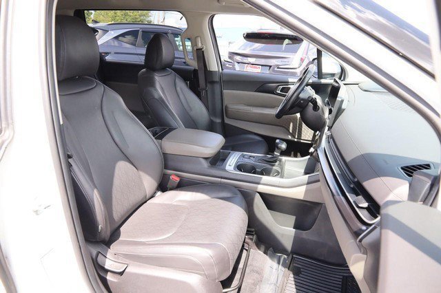 Used 2025 Kia Carnival FWD image 28