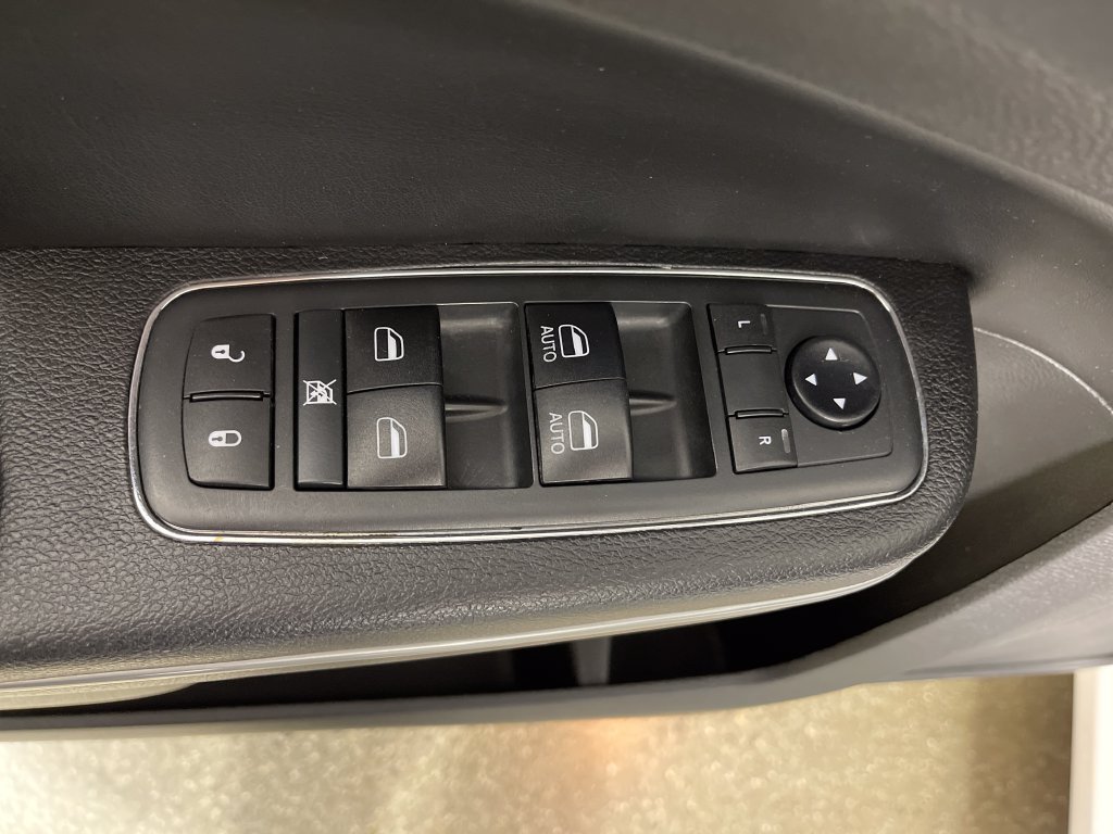 Used 2019 Chrysler 300 S RWD image 18