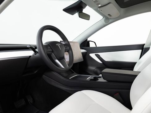 Used 2022 Tesla Model Y Long Range image 14