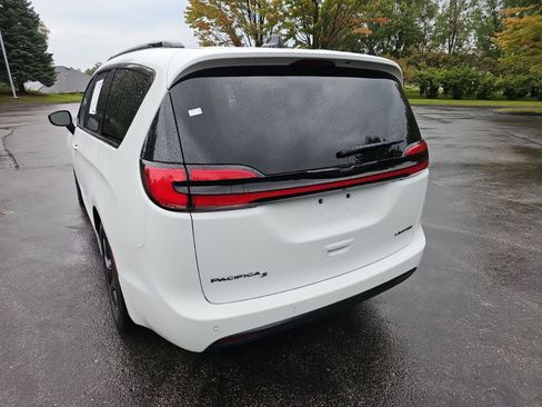 Used 2025 Chrysler Pacifica Limited FWD image 3