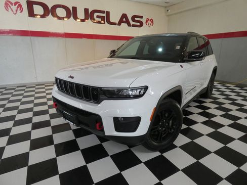 Used 2022 Jeep Grand Cherokee Trailhawk w/ Advanced Protech Group II AWD/4WD image 1