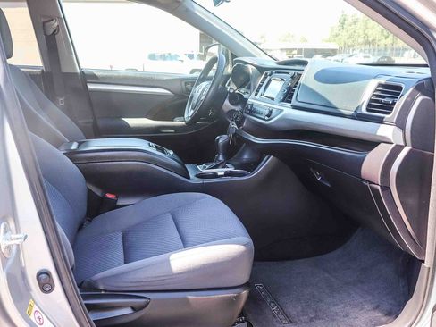 Used 2017 Toyota Highlander LE w/ Carpet Mat Package FWD image 20