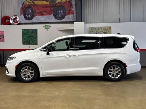 Used 2024 Chrysler Pacifica Touring-L FWD image 5