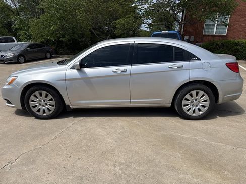 Used 2012 Chrysler 200 LX FWD image 3