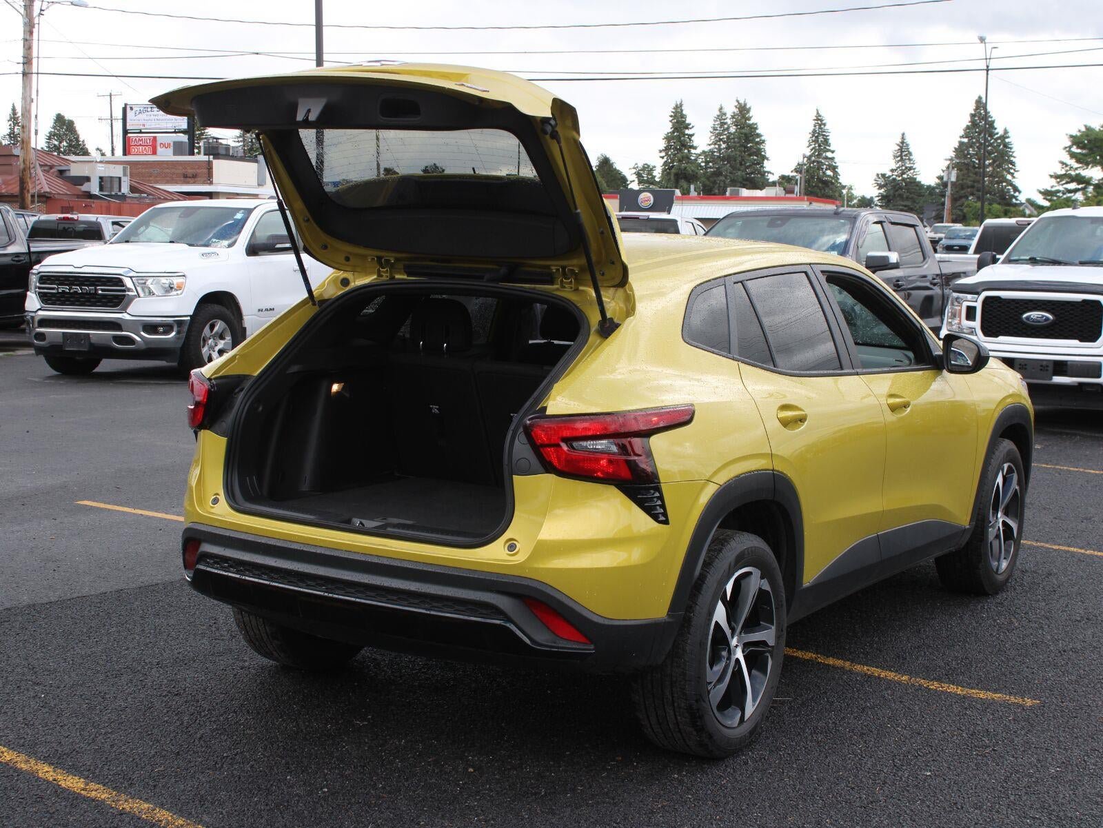 Used 2024 Chevrolet Trax RS w/ Sunroof Package FWD image 7